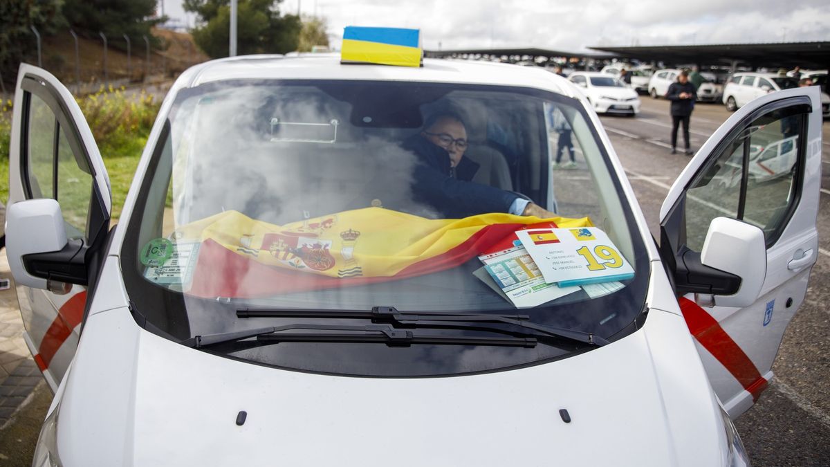 Přes celou Evropu. Kolona madridských taxíků vyjela na pomoc Ukrajincům